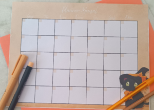 Planejador Mensal gatinhos bruxos para pessoas organizadas e criativas laranja